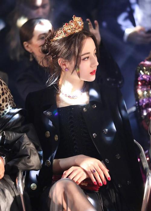 迪丽热巴|迪丽热巴为杨幂庆生，一天之内上三次热搜！蔡粉质疑她买热搜！