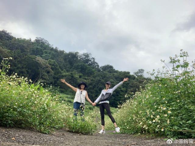 张钧甯|38岁张钧甯素颜和妈妈一起爬山喝酒，妈妈皮肤保养好似姐妹