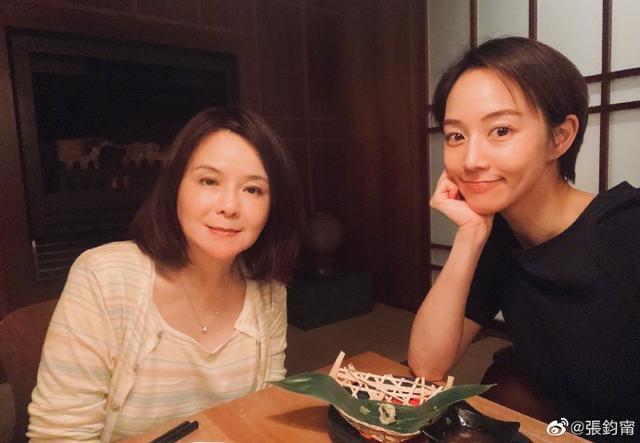 张钧甯|38岁张钧甯素颜和妈妈一起爬山喝酒，妈妈皮肤保养好似姐妹