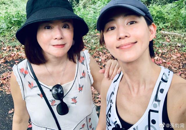 张钧甯|38岁张钧甯素颜和妈妈一起爬山喝酒，妈妈皮肤保养好似姐妹