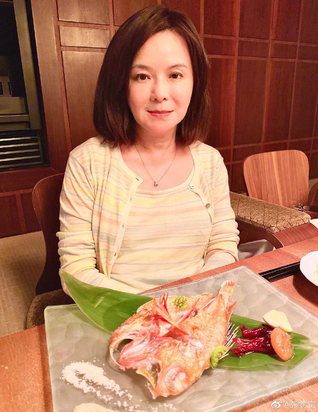 张钧甯|38岁张钧甯素颜和妈妈一起爬山喝酒，妈妈皮肤保养好似姐妹