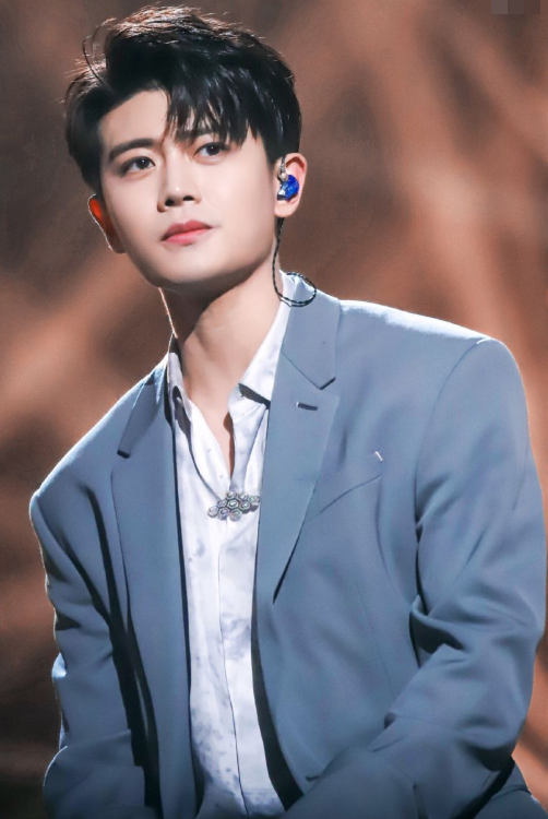 任嘉伦|同为欢瑞艺人，任嘉伦成毅成功翻红，而他曾被力捧却一手好牌打烂