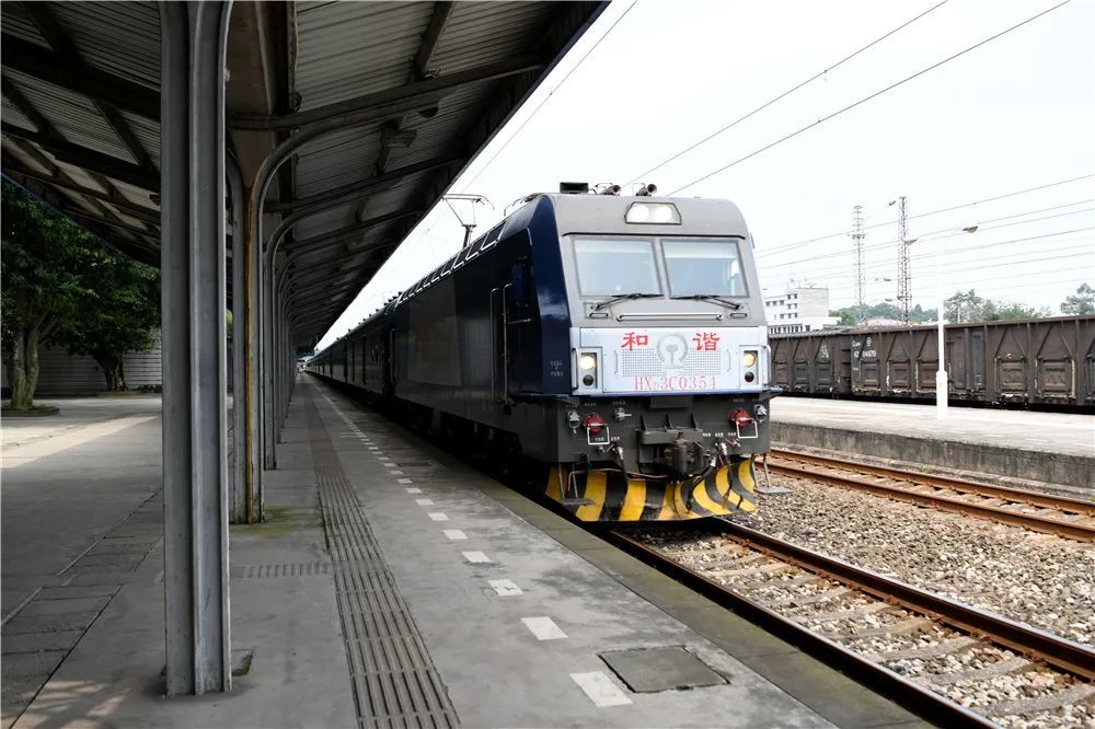 成渝线上唯一的慢火车变身新网红