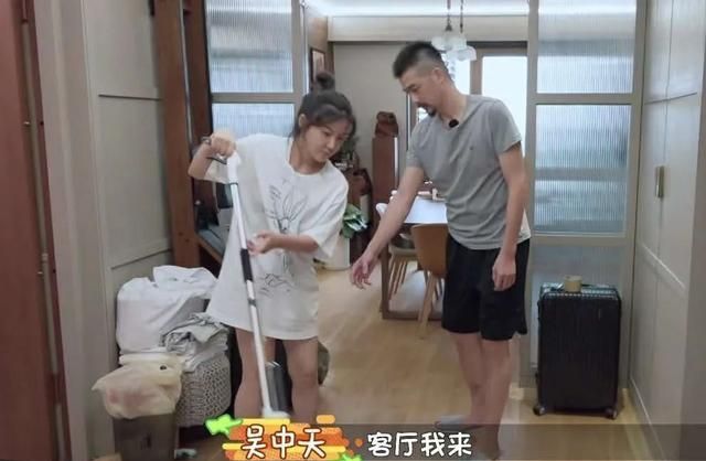 杨子姗|杨子姗因洁癖情绪爆发，老公吴中天处理方式，简直就是教科书