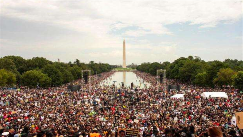 新冠疫情|上万人聚集发起反疫苗运动，民众如此排斥，是因为上世纪吃过亏？