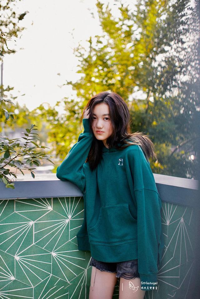李嫣拍写真大胆露正脸，兔唇完美修复颜值高，眉眼气质像王菲（组图） - 1