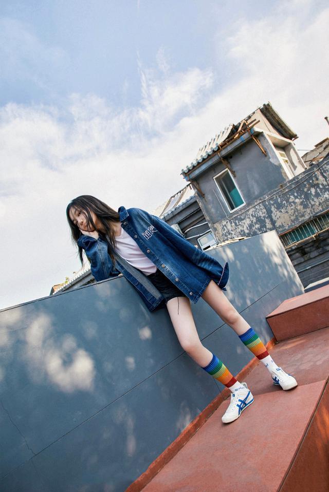 李嫣拍写真大胆露正脸，兔唇完美修复颜值高，眉眼气质像王菲（组图） - 2