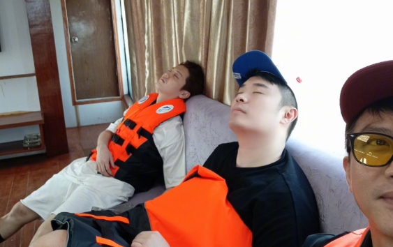 邓超|邓超新综艺开播，以为是轻松愉悦旅行节目，却已经累到睡着？