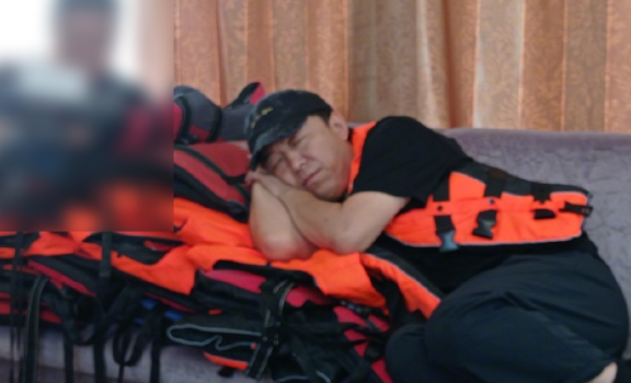 邓超|邓超新综艺开播，以为是轻松愉悦旅行节目，却已经累到睡着？