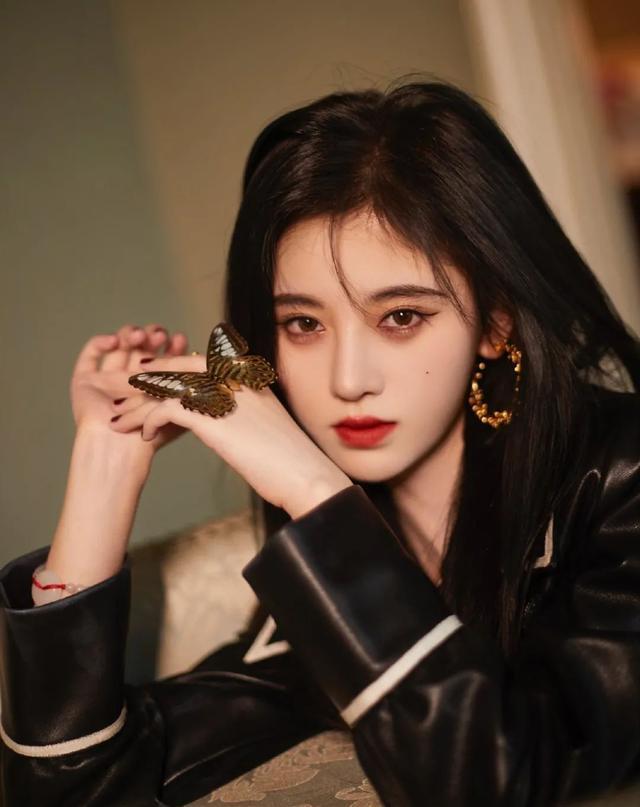 鞠婧祎港风妆容被吐槽用力过猛网友终于在美貌上翻车了