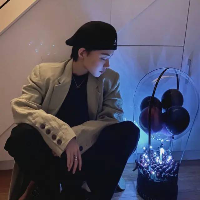 单人情侣头像终其一生都没有活成自己想要的样子