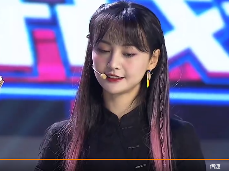 郑爽|郑爽出席电竞对抗赛，没有了后期P图，截图显现了28岁真实模样