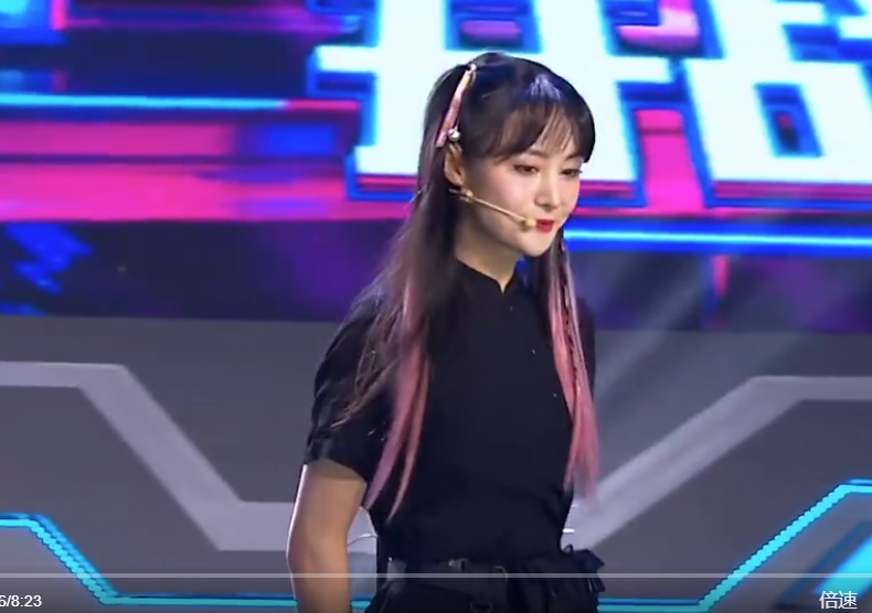 郑爽|郑爽出席电竞对抗赛，没有了后期P图，截图显现了28岁真实模样