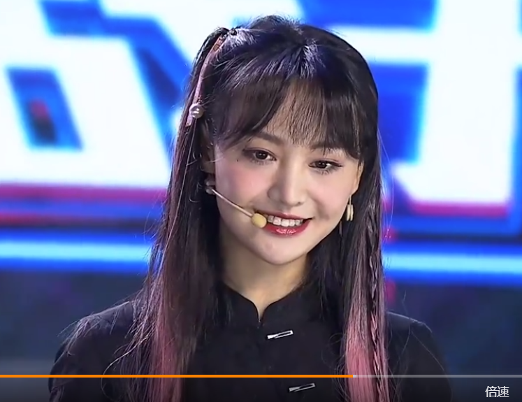 郑爽|郑爽出席电竞对抗赛，没有了后期P图，截图显现了28岁真实模样