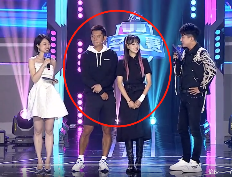 郑爽|郑爽出席电竞对抗赛，没有了后期P图，截图显现了28岁真实模样