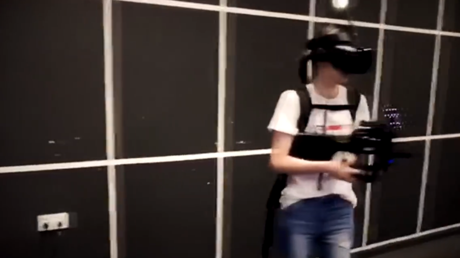 林峯|被曝产女后，张馨月晒和林峯玩VR旧视频秀恩爱，林峯宠溺甜笑有爱