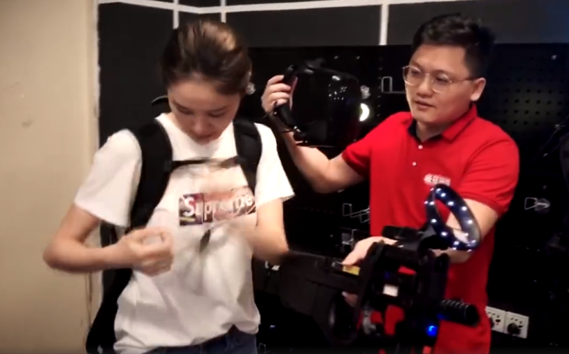 林峯|被曝产女后，张馨月晒和林峯玩VR旧视频秀恩爱，林峯宠溺甜笑有爱