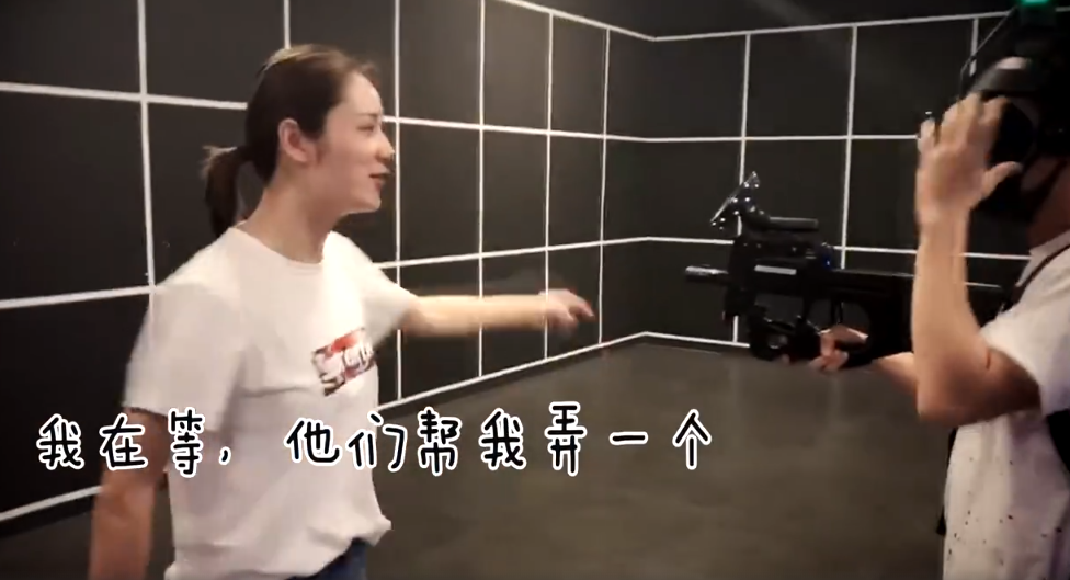 林峯|被曝产女后，张馨月晒和林峯玩VR旧视频秀恩爱，林峯宠溺甜笑有爱