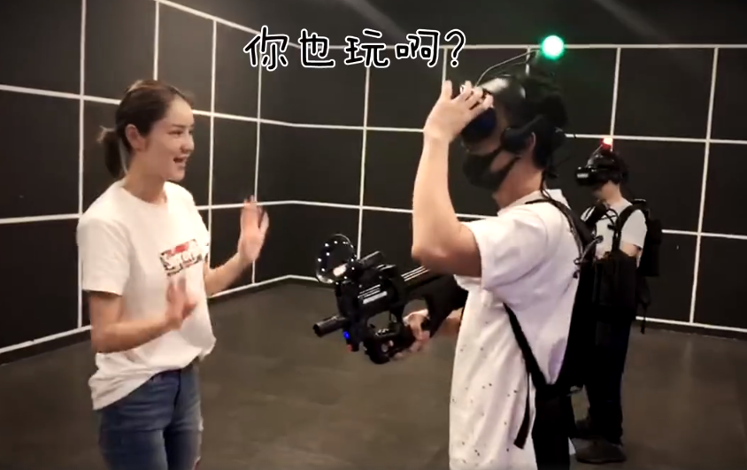 林峯|被曝产女后，张馨月晒和林峯玩VR旧视频秀恩爱，林峯宠溺甜笑有爱