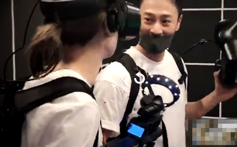 林峯|被曝产女后，张馨月晒和林峯玩VR旧视频秀恩爱，林峯宠溺甜笑有爱