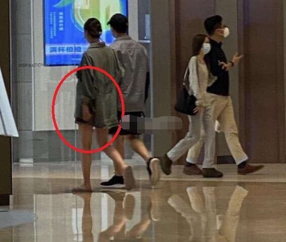 林峯|被曝产女后，张馨月晒和林峯玩VR旧视频秀恩爱，林峯宠溺甜笑有爱