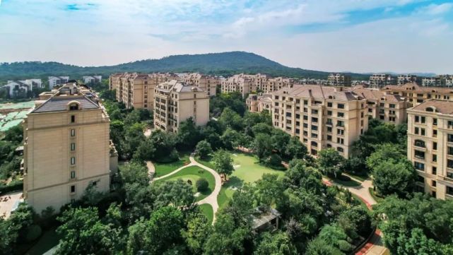 要知道,复地御钟山位于城东富人区,周边豪宅林立.