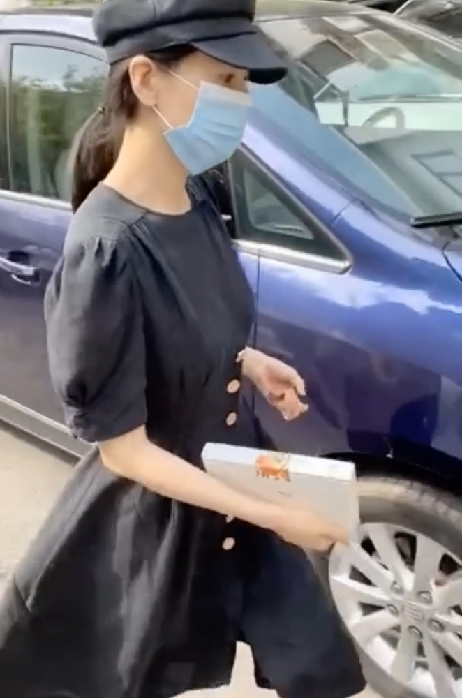 高圆圆|41岁高圆圆秀纤腰现身朗读会，高清截图现老态，但小动作尽显修养