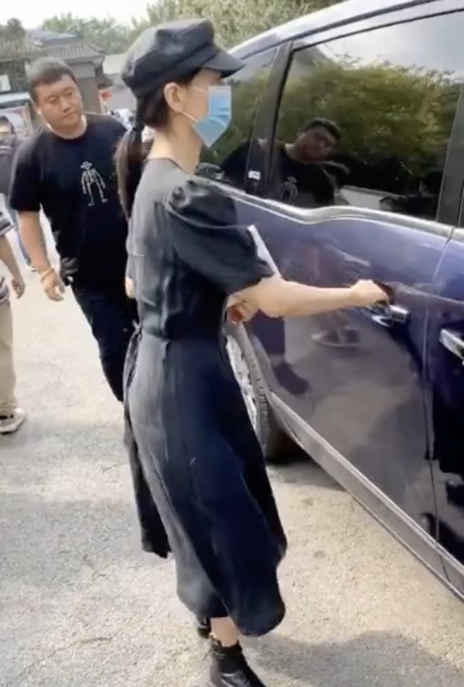 高圆圆|41岁高圆圆秀纤腰现身朗读会，高清截图现老态，但小动作尽显修养
