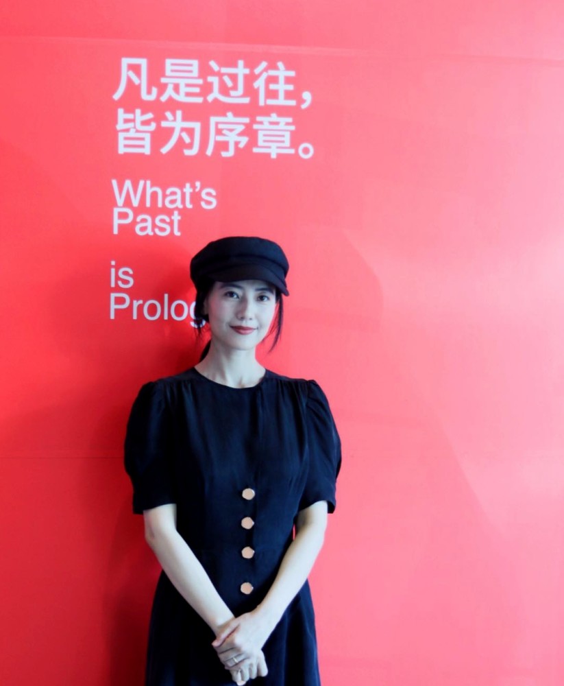 高圆圆|41岁高圆圆秀纤腰现身朗读会，高清截图现老态，但小动作尽显修养