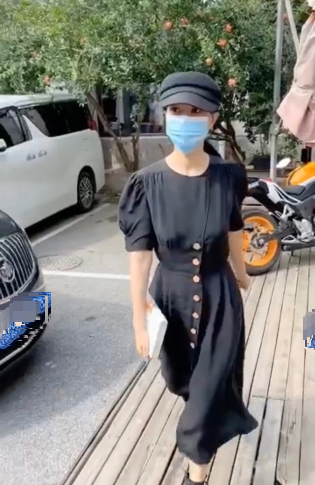 高圆圆|41岁高圆圆秀纤腰现身朗读会，高清截图现老态，但小动作尽显修养
