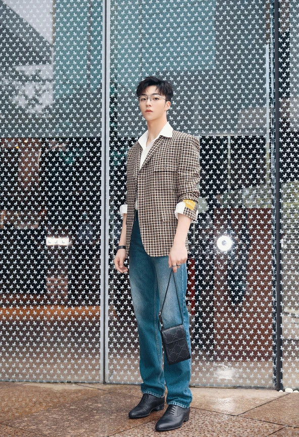 身高183cm的陈立农笑起来像个邻家男孩,其可爱的口音以及软萌的形象