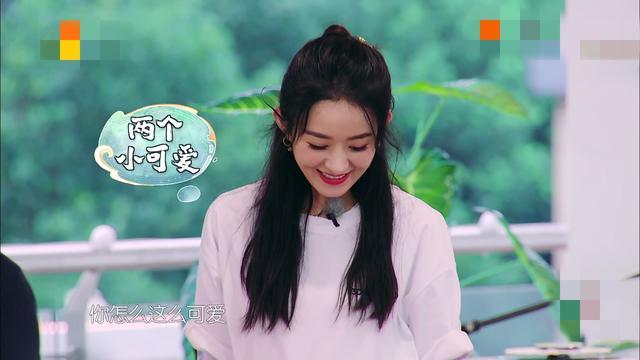 赵丽颖|赵丽颖显露母爱，擦拭婴儿椅还能熟练哄娃，细节里展示育儿高能面