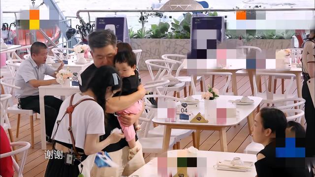 赵丽颖|赵丽颖显露母爱，擦拭婴儿椅还能熟练哄娃，细节里展示育儿高能面