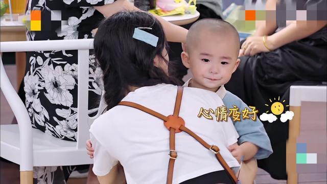 赵丽颖|赵丽颖显露母爱，擦拭婴儿椅还能熟练哄娃，细节里展示育儿高能面