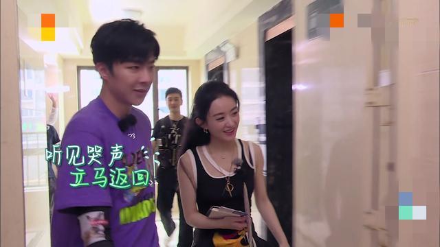 赵丽颖|赵丽颖显露母爱，擦拭婴儿椅还能熟练哄娃，细节里展示育儿高能面