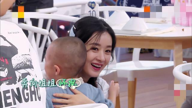 赵丽颖|赵丽颖显露母爱，擦拭婴儿椅还能熟练哄娃，细节里展示育儿高能面