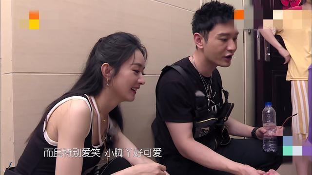 赵丽颖|赵丽颖显露母爱，擦拭婴儿椅还能熟练哄娃，细节里展示育儿高能面