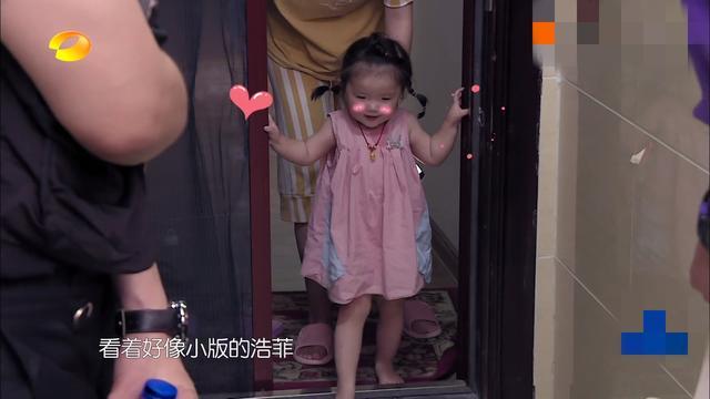 赵丽颖|赵丽颖显露母爱，擦拭婴儿椅还能熟练哄娃，细节里展示育儿高能面