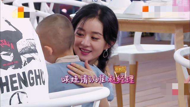 赵丽颖|赵丽颖显露母爱，擦拭婴儿椅还能熟练哄娃，细节里展示育儿高能面