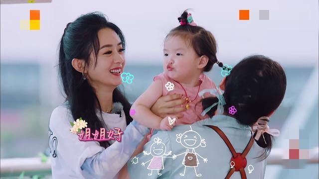 赵丽颖|赵丽颖显露母爱，擦拭婴儿椅还能熟练哄娃，细节里展示育儿高能面