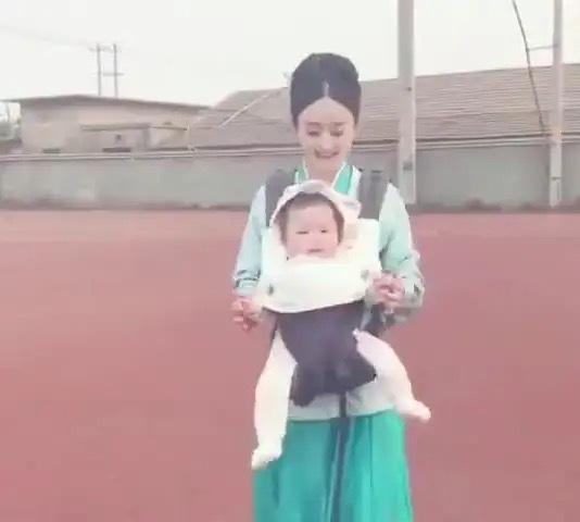 赵丽颖|赵丽颖显露母爱，擦拭婴儿椅还能熟练哄娃，细节里展示育儿高能面