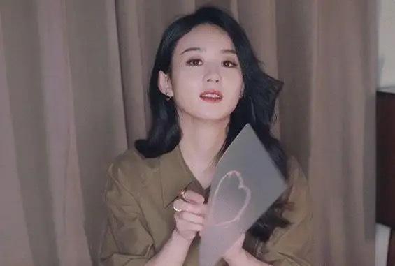 赵丽颖|赵丽颖显露母爱，擦拭婴儿椅还能熟练哄娃，细节里展示育儿高能面