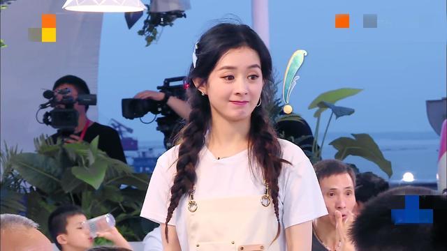 赵丽颖|赵丽颖显露母爱，擦拭婴儿椅还能熟练哄娃，细节里展示育儿高能面