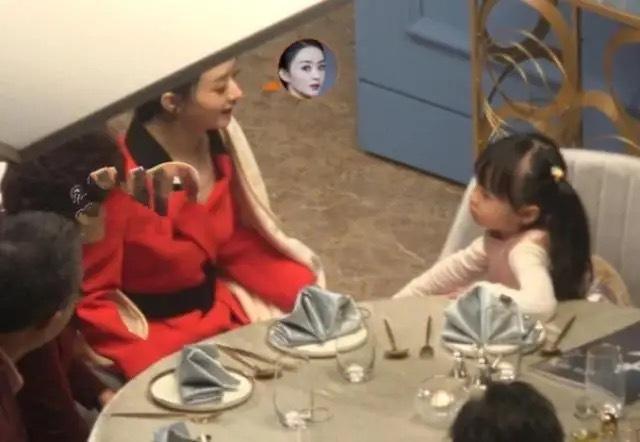 赵丽颖|赵丽颖显露母爱，擦拭婴儿椅还能熟练哄娃，细节里展示育儿高能面