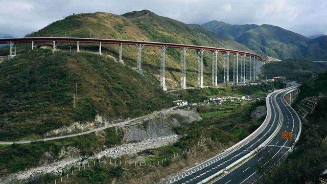 雅西高速公路跨越青衣江,大渡河,安寧河等水系和12條地震斷裂帶,整條