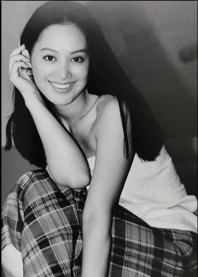 宁静20岁旧照曝光浓颜淡妆五官精致优越美貌真是倾国倾城