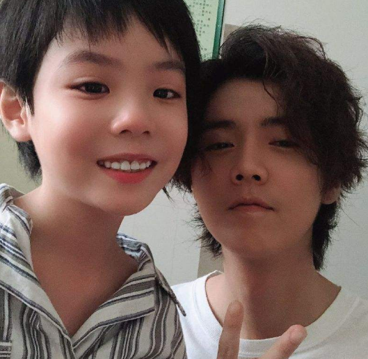 鹿晗|鹿晗被小学生跟拍，目测只有三年级左右，边追边喊：肖枫，不要走