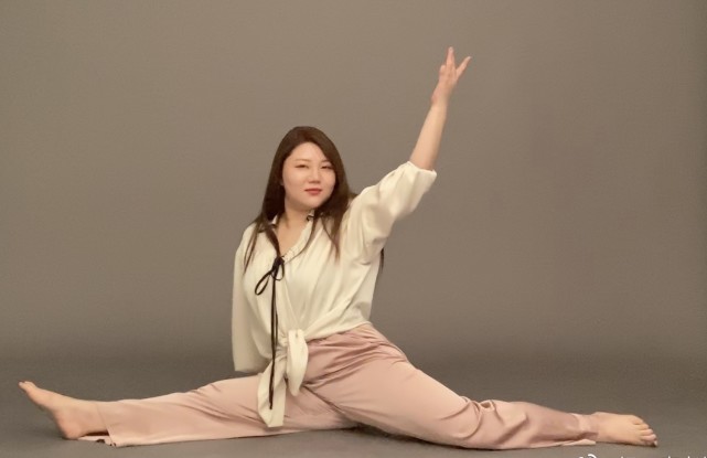 王牌经纪人杨天真晒照,切胃手术后拍写真,旗袍造型瘦了很多