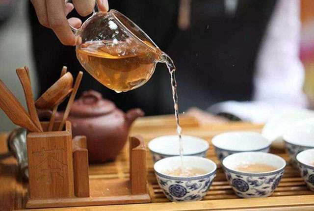 喝茶的人很少,茶叶店却越开越多,靠什么赚钱?