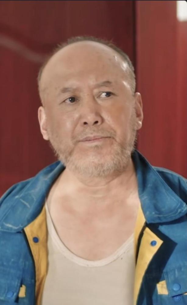 65岁郭达晒近照头发胡子花白似八旬老汉网友第一眼没认出来